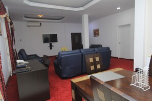 Presidential Suite | Living area | 40-inch LED TV with digital channels, TV - Mawuli Hotel (Obuasi)