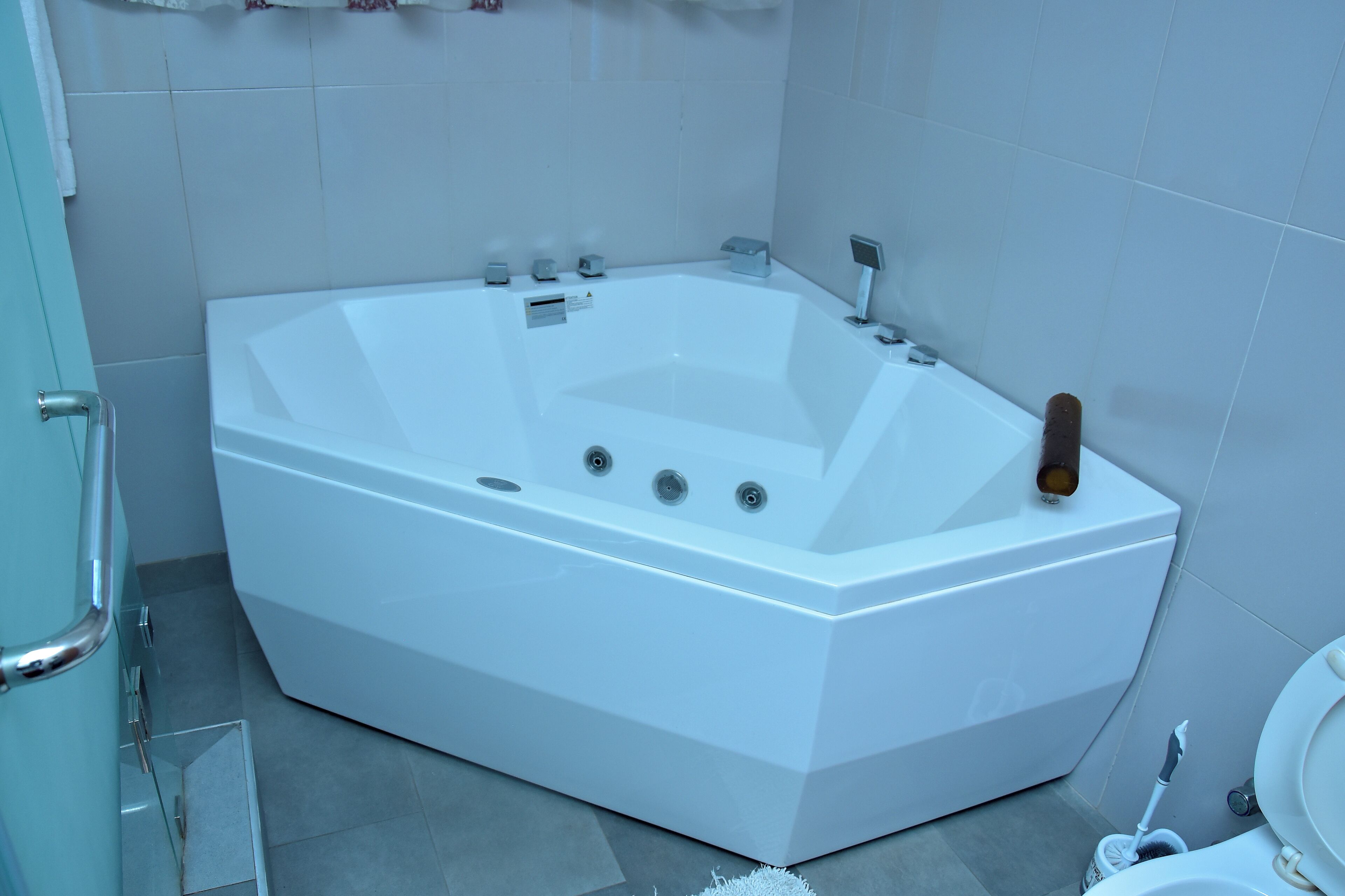 Suite Premium | Baño | Bañera de hidromasaje y cabezal de ducha tipo lluvia