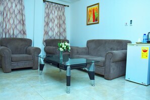 Premium Suite | Living area | 40-inch LED TV with digital channels, TV - Mawuli Hotel (Obuasi)