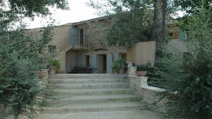 A stone staircase leading to a building with a balcony and a door. - Typical Provencal farmhouse (Villelaure)