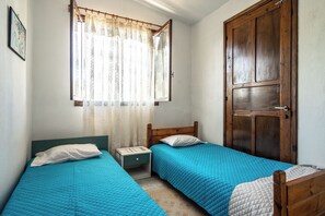 3 bedrooms, iron/ironing board, bed sheets