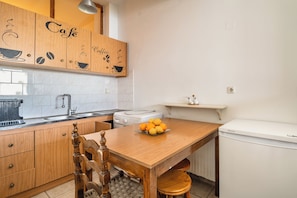 Fridge, oven, stovetop, cookware/dishes/utensils
