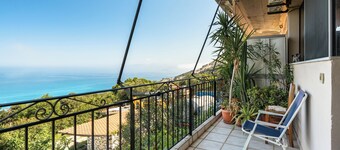 Vangelis Apartment' met zeezicht, terras & Wi-Fi