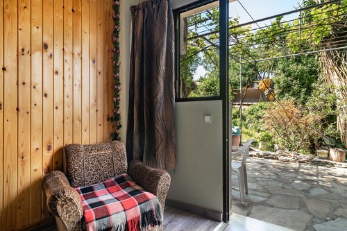 Ferienwohnung 'Vangelis Studio 2' mit Bergblick, Terrasse und WLAN