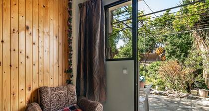 Ferienwohnung 'Vangelis Studio 2' mit Bergblick, Terrasse und WLAN