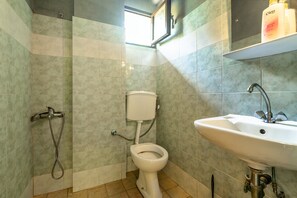 Regadera y toallas 