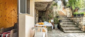 Apartment 'Vangelis Studio 2' with Mountain View, Terrace & Wi-Fi