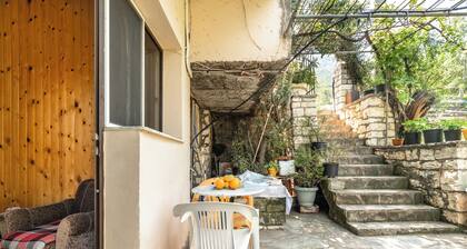 Appartement "Vangelis Studio 2" avec vue sur les montagnes, terrasse et Wi-Fi.