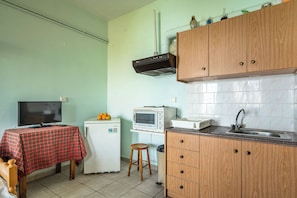 Jääkaappi, uuni, liesi, keittoastiat/astiat/ruokailuvälineet