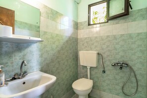 Chuveiro, toalhas de banho