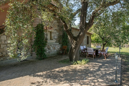 Outdoor dining. Farmhouse "Casa Girasole" with Private Pool, Terraces & Wi-Fi