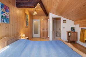 5 bedrooms, iron/ironing board, free WiFi, bed sheets