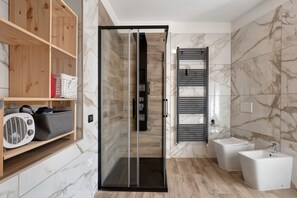 Shower, hair dryer, towels