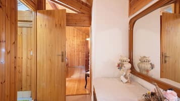 5 bedrooms, iron/ironing board, free WiFi, bed sheets