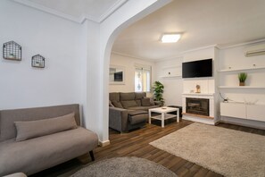 TV - Holiday Home "RR Villa" with Pool, Terrace & Wi-Fi (Monforte del Cid)