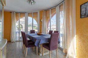 Dining - Holiday Home "RR Villa" with Pool, Terrace & Wi-Fi (Monforte del Cid)