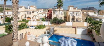 Casa de vacaciones "RR Villa" con piscina, terraza y Wi-Fi