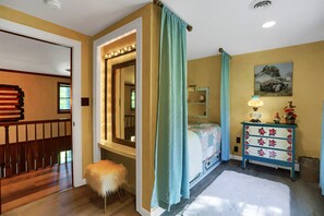 6 bedrooms, desk, iron/ironing board, free WiFi