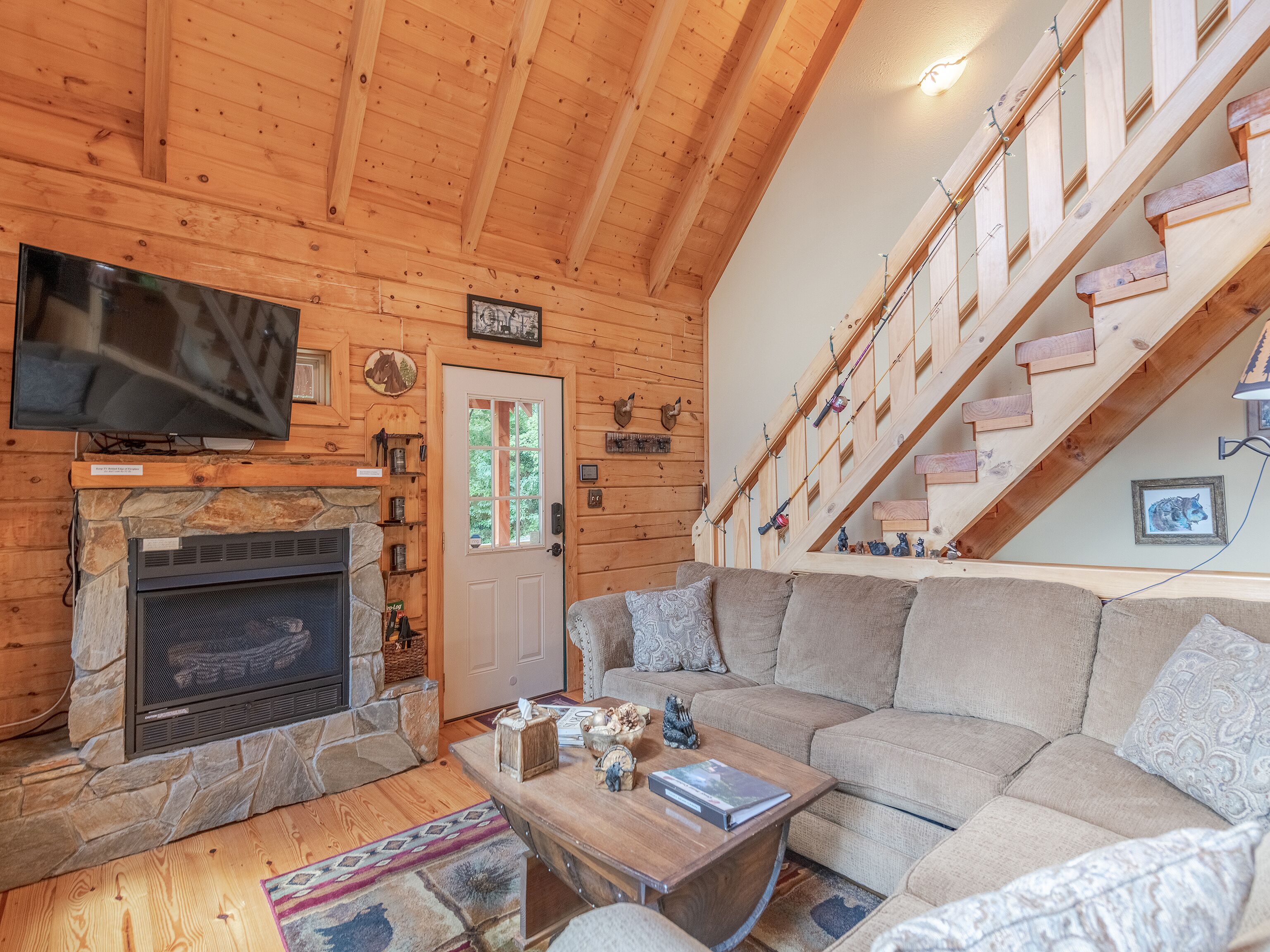3 BD 3 BA Private Cabin, VIEWS, Expansive Decking, Paved, Pool Table