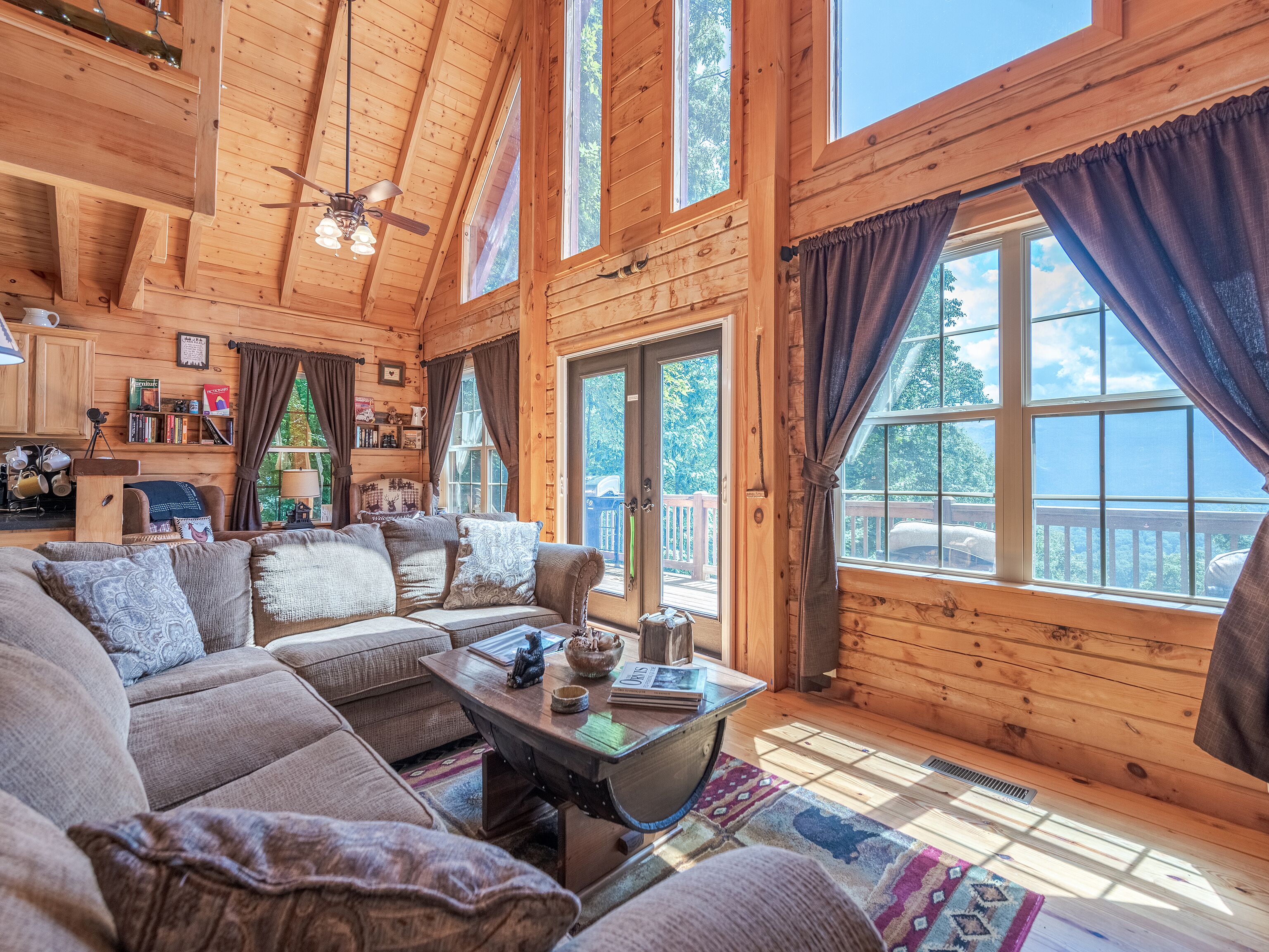 3 BD 3 BA Private Cabin, VIEWS, Expansive Decking, Paved, Pool Table