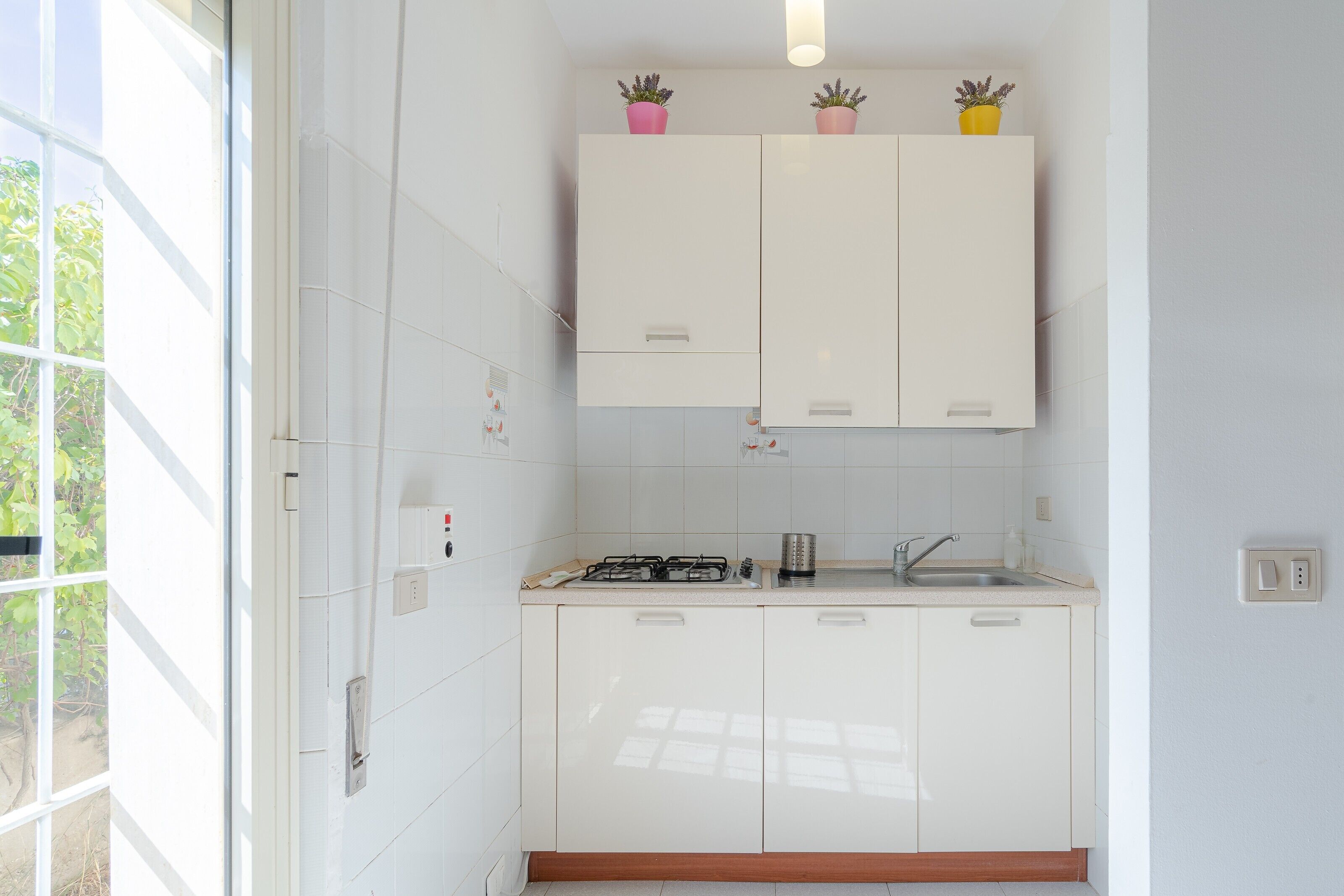 Kühlschrank, Ofen, Herdplatte, Wasserkocher mit Kaffee-/Teezubehör