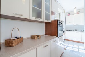 Fridge, oven, stovetop, coffee/tea maker