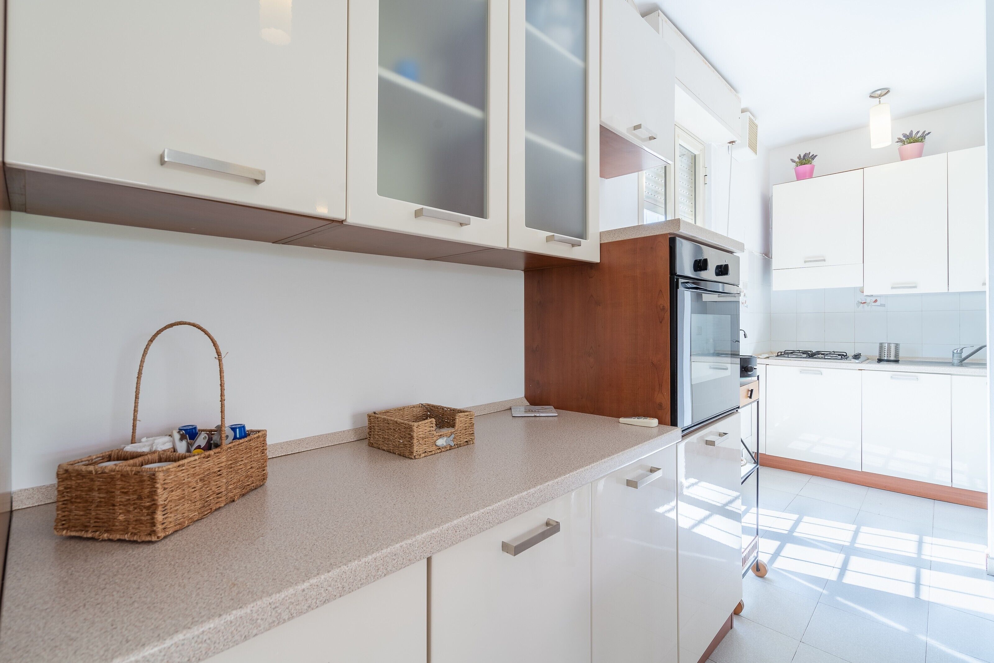 Fridge, oven, stovetop, coffee/tea maker