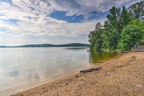 Lakefront Condo w/ Community Pool & Boat Dock