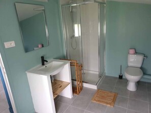 Douche, serviettes fournies, papier toilette