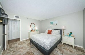 3 slaapkamers, een strijkplank/strijkijzer, gratis wifi, beddengoed