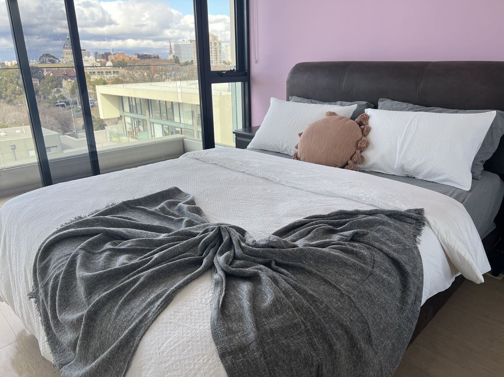 Carlton Stunning View Apartment with Free Parking