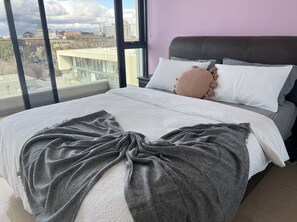 2 bedrooms, in-room safe, desk, iron/ironing board - Carlton Stunning View Apartment with Free Parking (Carlton)