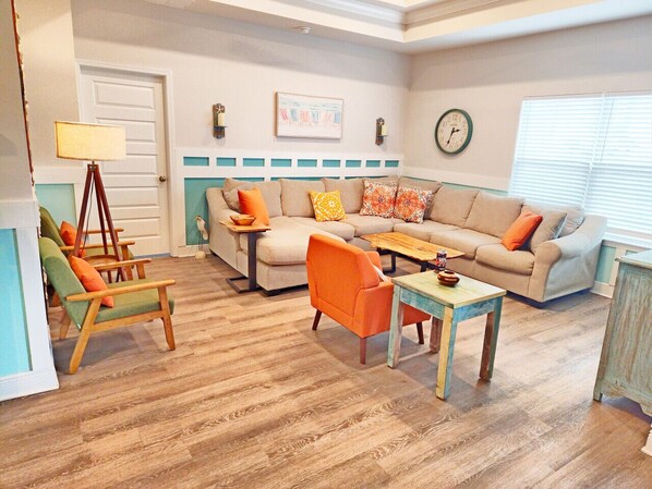 تلفزيون ذكي، ألعاب فيديو، كرة قدم الطاولة، تنس طاولة