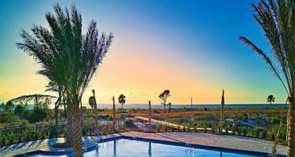 Autumn Stays, Cozy Days! BREATHTAKING GULF VIEWS, pristine beaches, refreshing pool, golf cart, fishing, water sports, unforgettable time!!