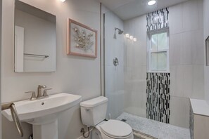 Dusche, Haartrockner, Handtücher, Shampoo