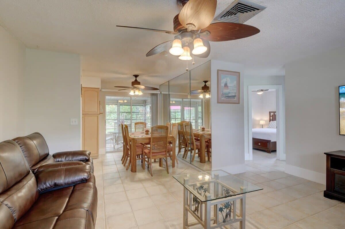 Een televisie en een kantoor