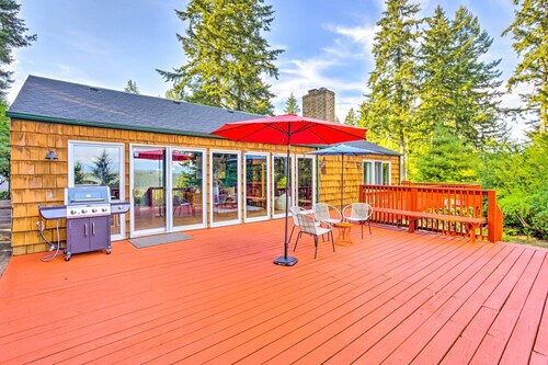 26 Mi to Mount Rainier, Game Room: Puyallup Oasis
