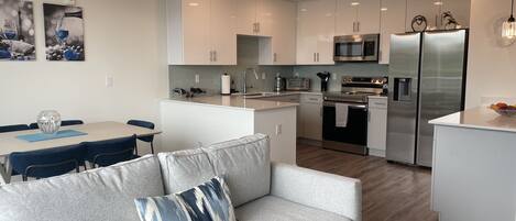 Smart TV, chimenea, impresora