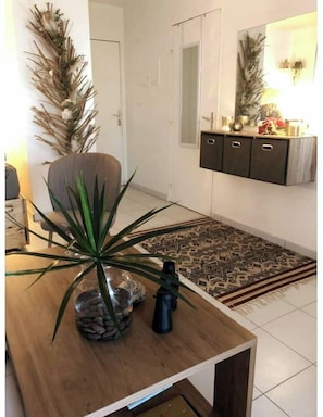 Réfrigérateur, micro-ondes, plaque de cuisson, cafetière/bouilloire