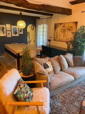 Fernseher, Kamin, DVD-Player, Bücher