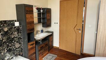 Duschwanne, Whirlpool, Haartrockner, Bidet