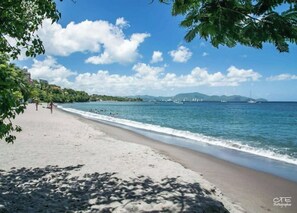 Playa en los alrededores y toallas de playa 
