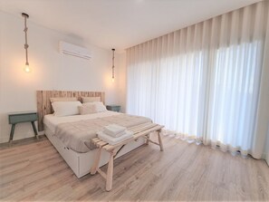 3 bedrooms, desk, iron/ironing board, travel cot - Sunset Villa in Meco w/ private pool near beach (Sesimbra)