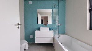 Combined shower/tub, hair dryer, bidet, towels - Sunset Villa in Meco w/ private pool near beach (Sesimbra)