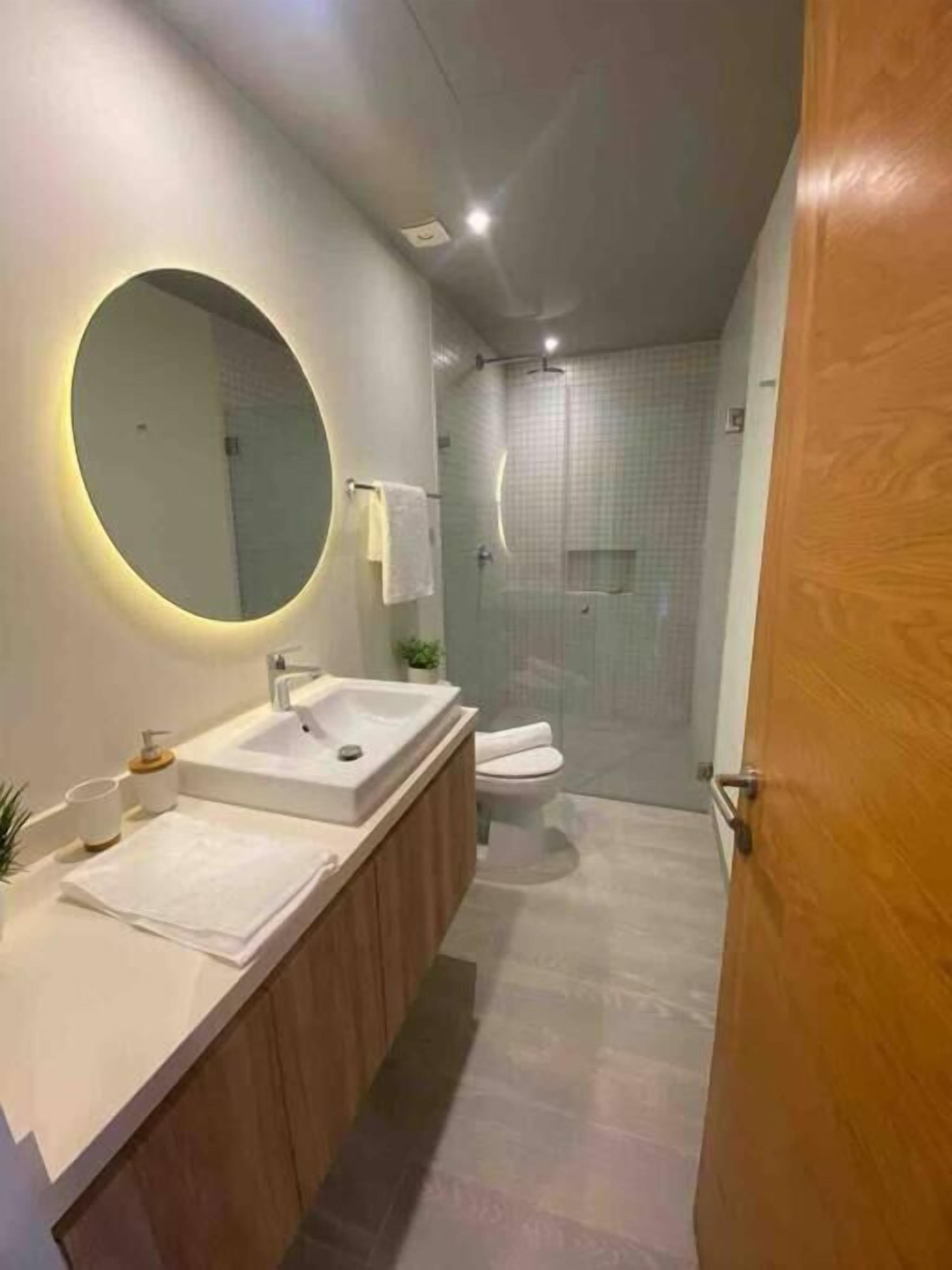 Căn hộ Grand | Phòng tắm | Buồng tắm vòi sen, khăn tắm, xà phòng, dầu gội 