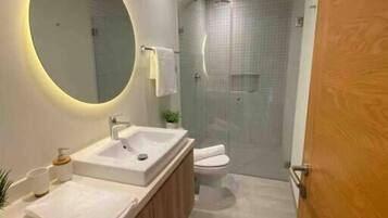 Căn hộ Grand | Phòng tắm | Buồng tắm vòi sen, khăn tắm, xà phòng, dầu gội