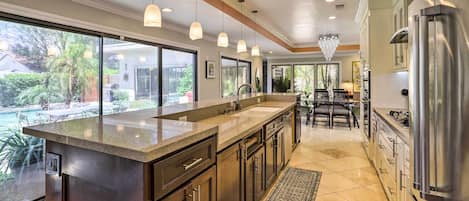 Fridge, microwave, stovetop, dishwasher