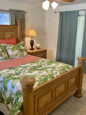 2 bedrooms, iron/ironing board, WiFi, bed sheets - Location! Location!  (Fort Myers)