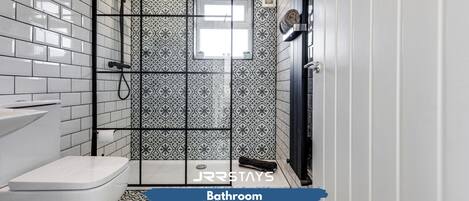 Articles de toilette gratuits, sèche-cheveux, serviettes fournies