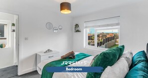 3 bedrooms, iron/ironing board, free Internet, bed sheets